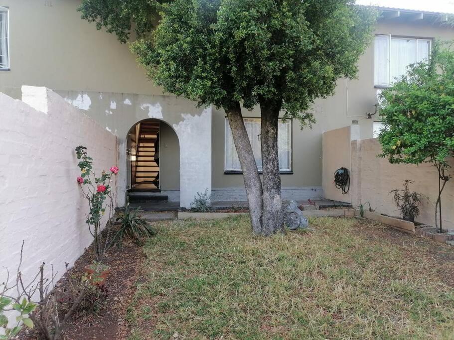 Lovely Shared Space Near Or Tambo Airport Kempton Park Exterior foto