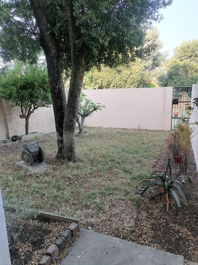 Lovely Shared Space Near Or Tambo Airport Kempton Park Exterior foto